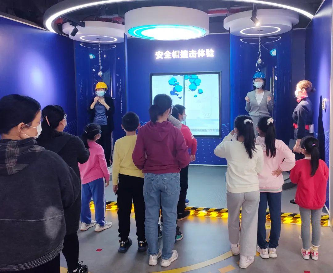 男子外墻施工被困？南山安全教育體驗館來告訴您如何正確高空作業(yè)